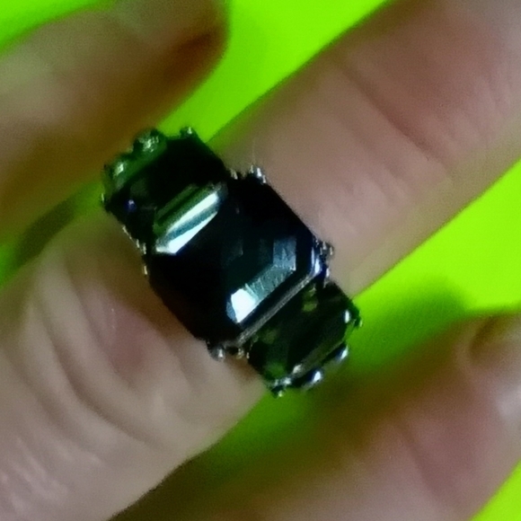Silvertone Black stones stretch adjustable crystal ring size 8 - Picture 1 of 5